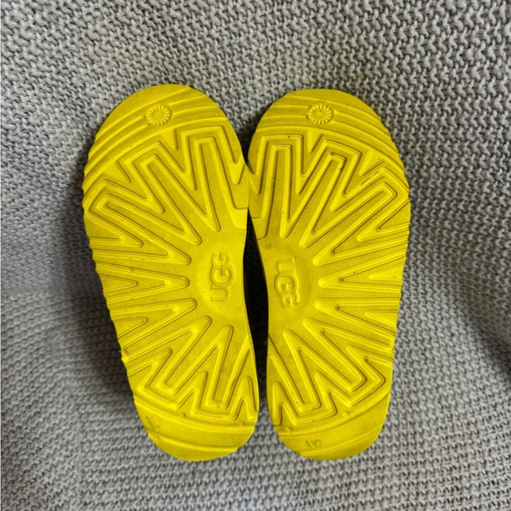 UGG Classic Mini‎ Scatter Graphic boots in yellow. Size 2